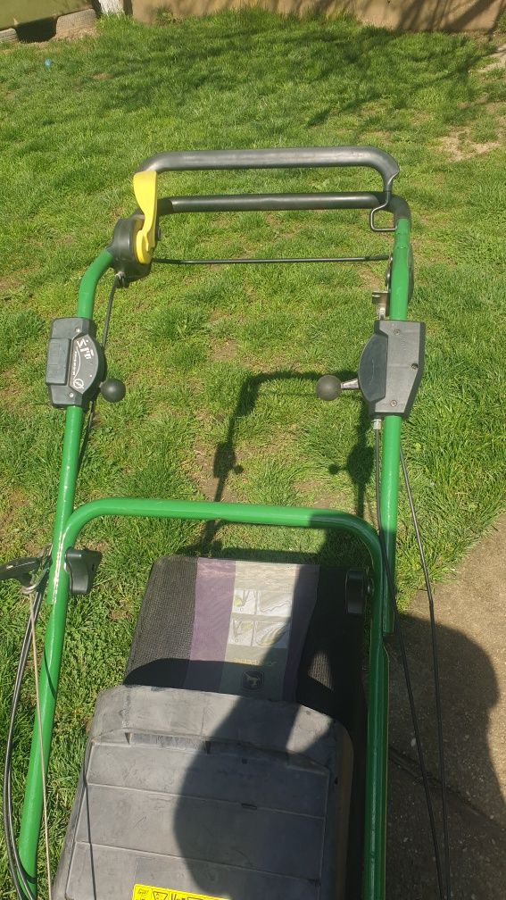 Mașini de tuns gazonul John Deere profesionala
