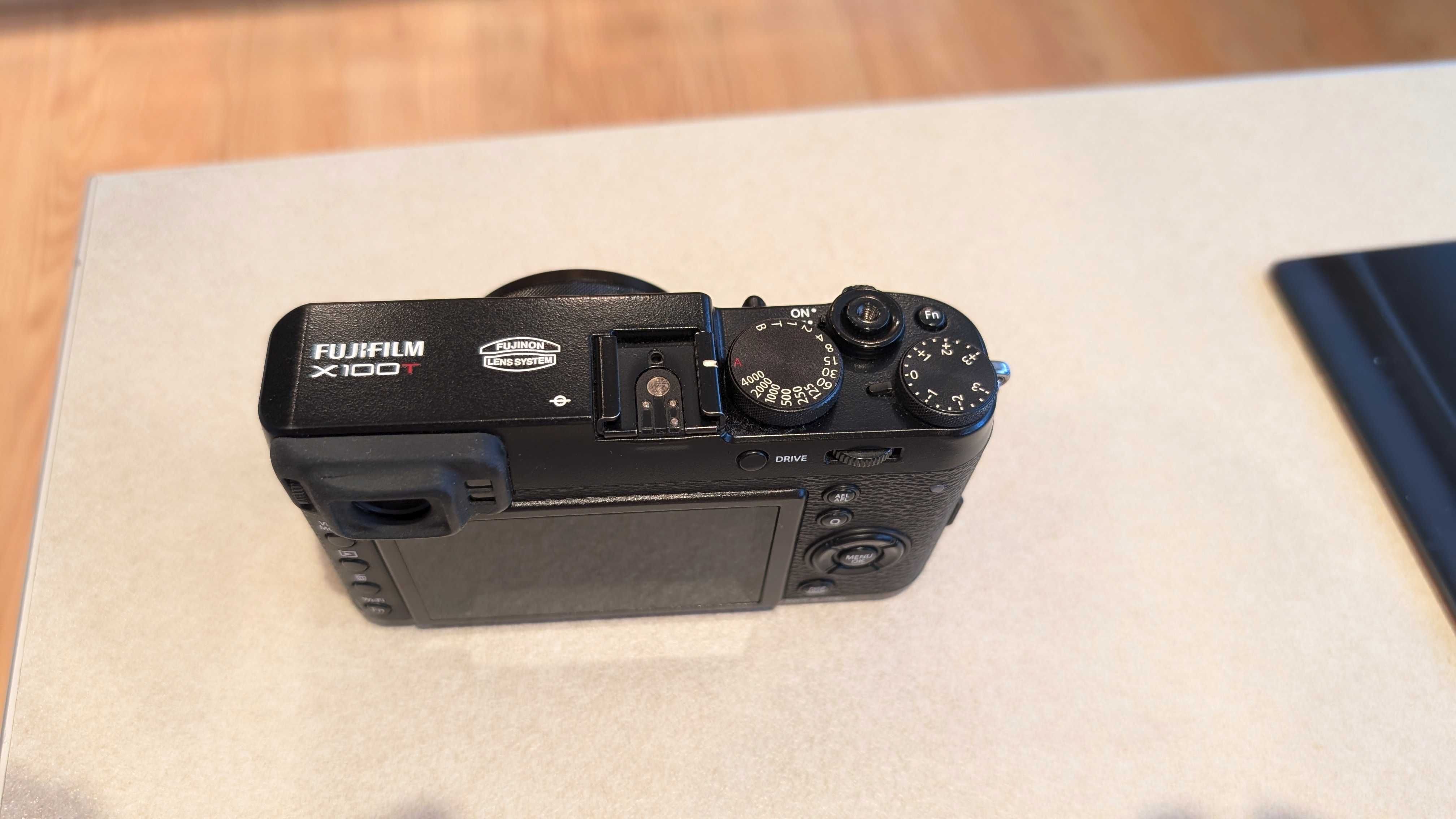 FUJIFILM X-100T комплект камера и аксесоари