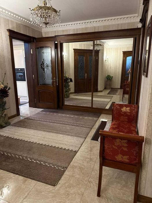 ПРОДАЁТСЯ квартира в Юнусабадском районе 2/6/8 140м2