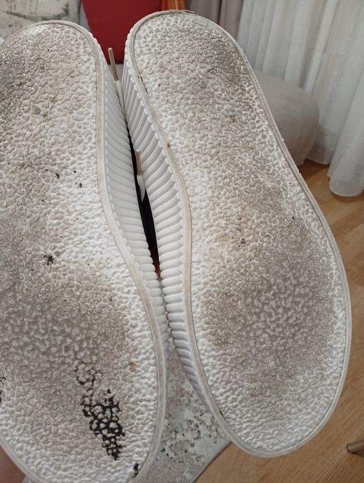 Teniși,purtați o singura dată