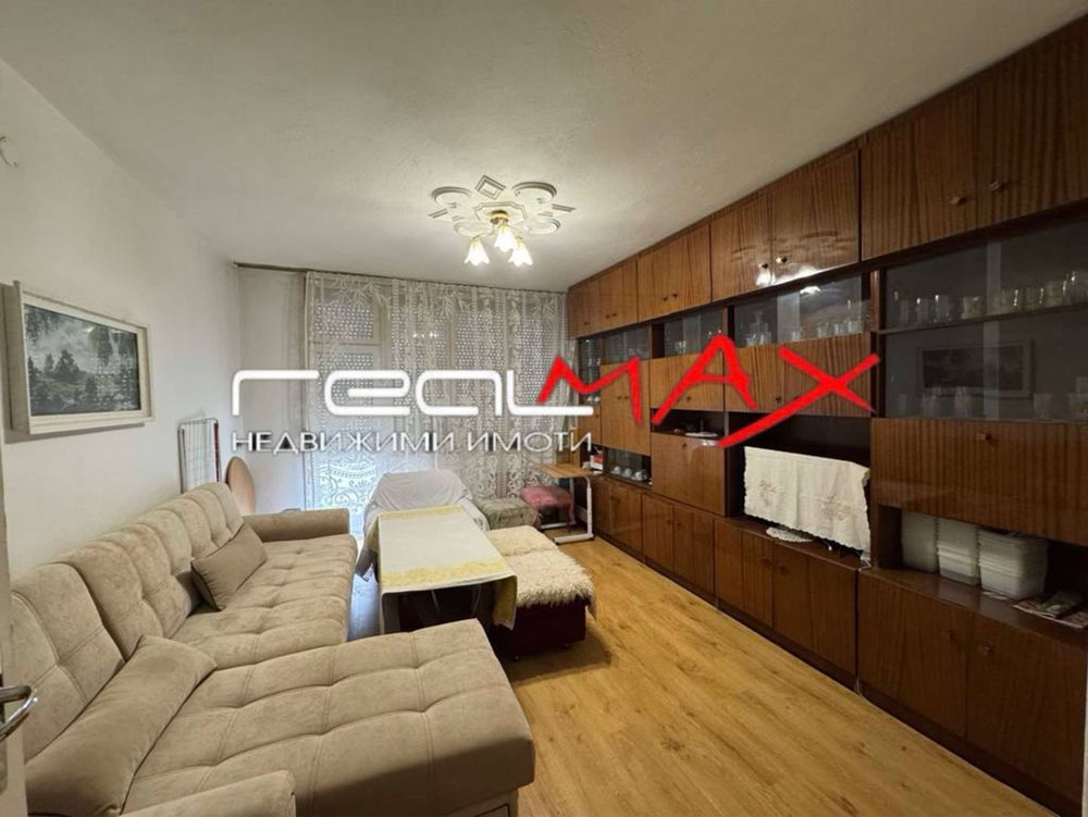Продава четири стаи и бокс в гр. Казанлък
