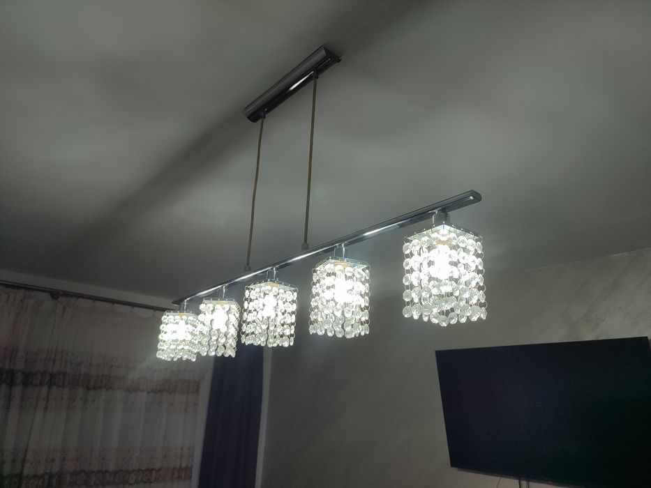 Se vinde Lustra cu cristale