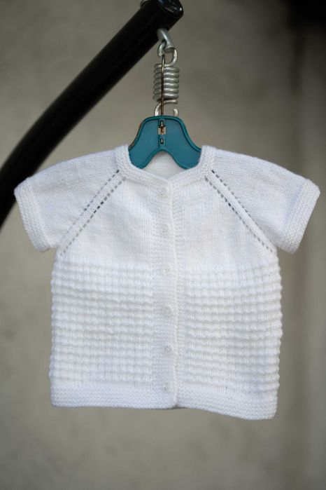 Ръчно плетени детски дрешки.