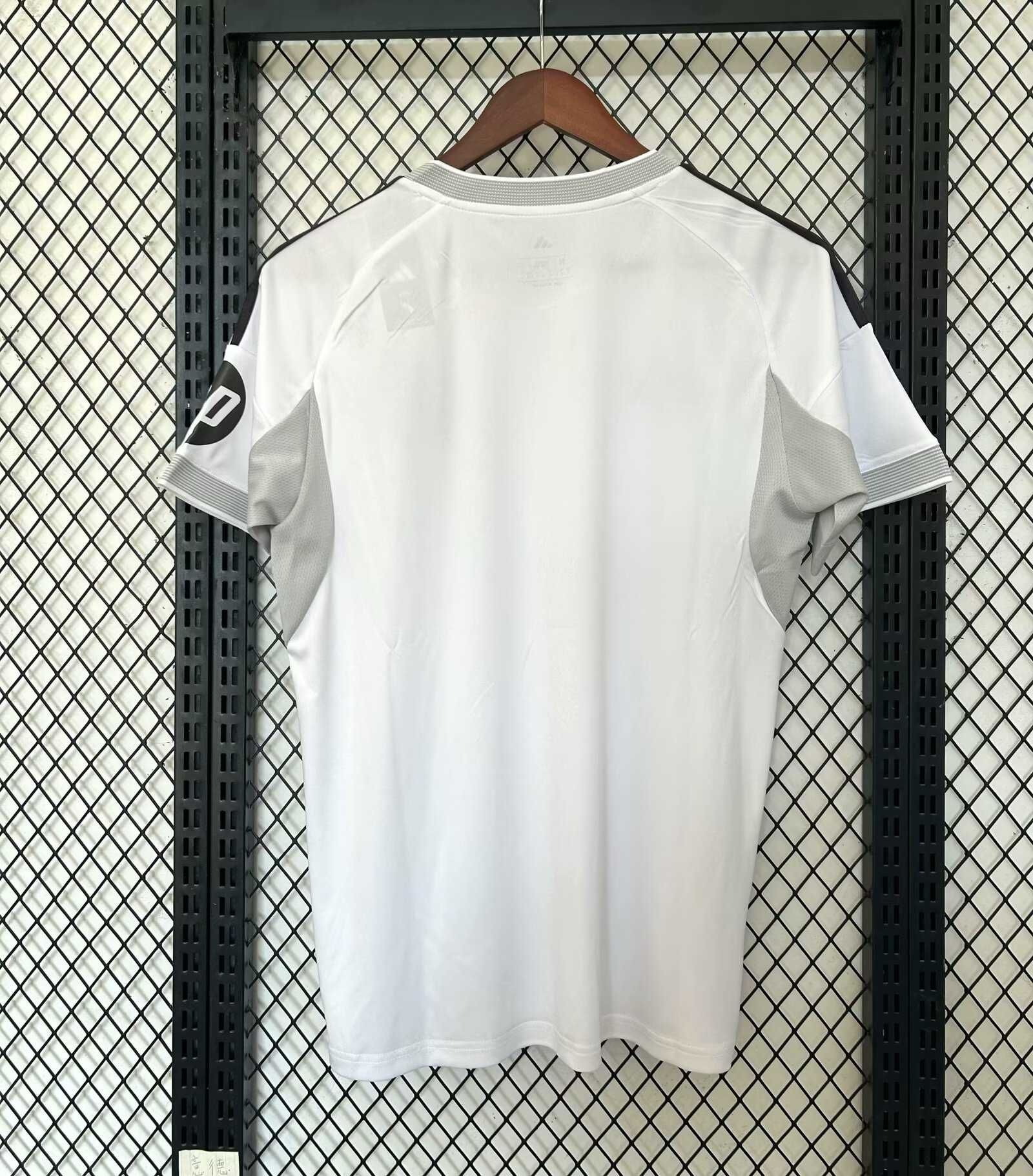 Тениска на Real Madrid CF за сезон 25/26 в отлично състояние!