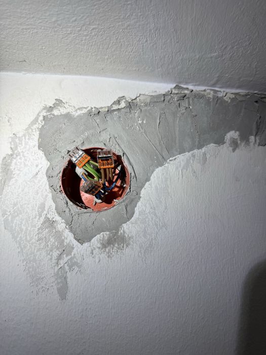 Electrician - execut lucrări