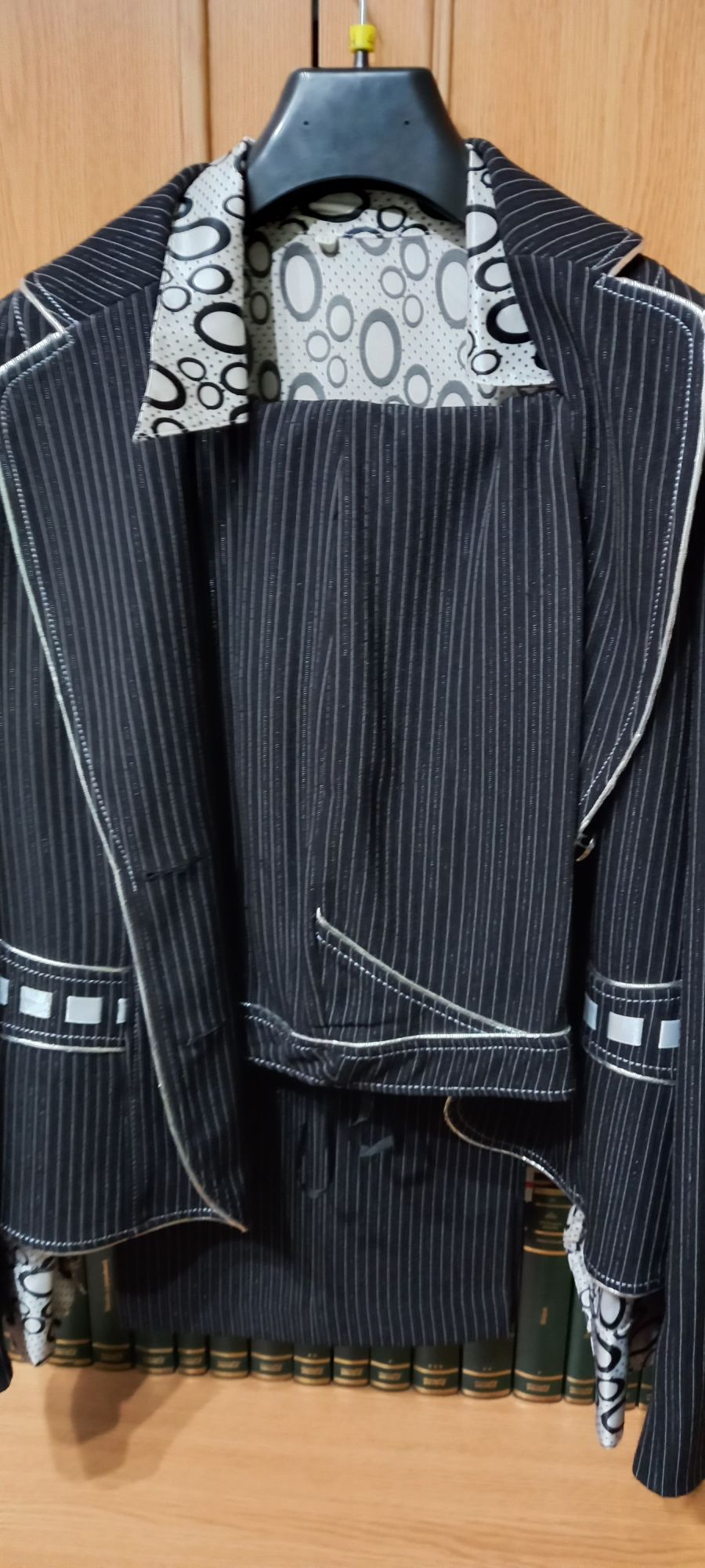 Costum damă - negru cu dungi argintii