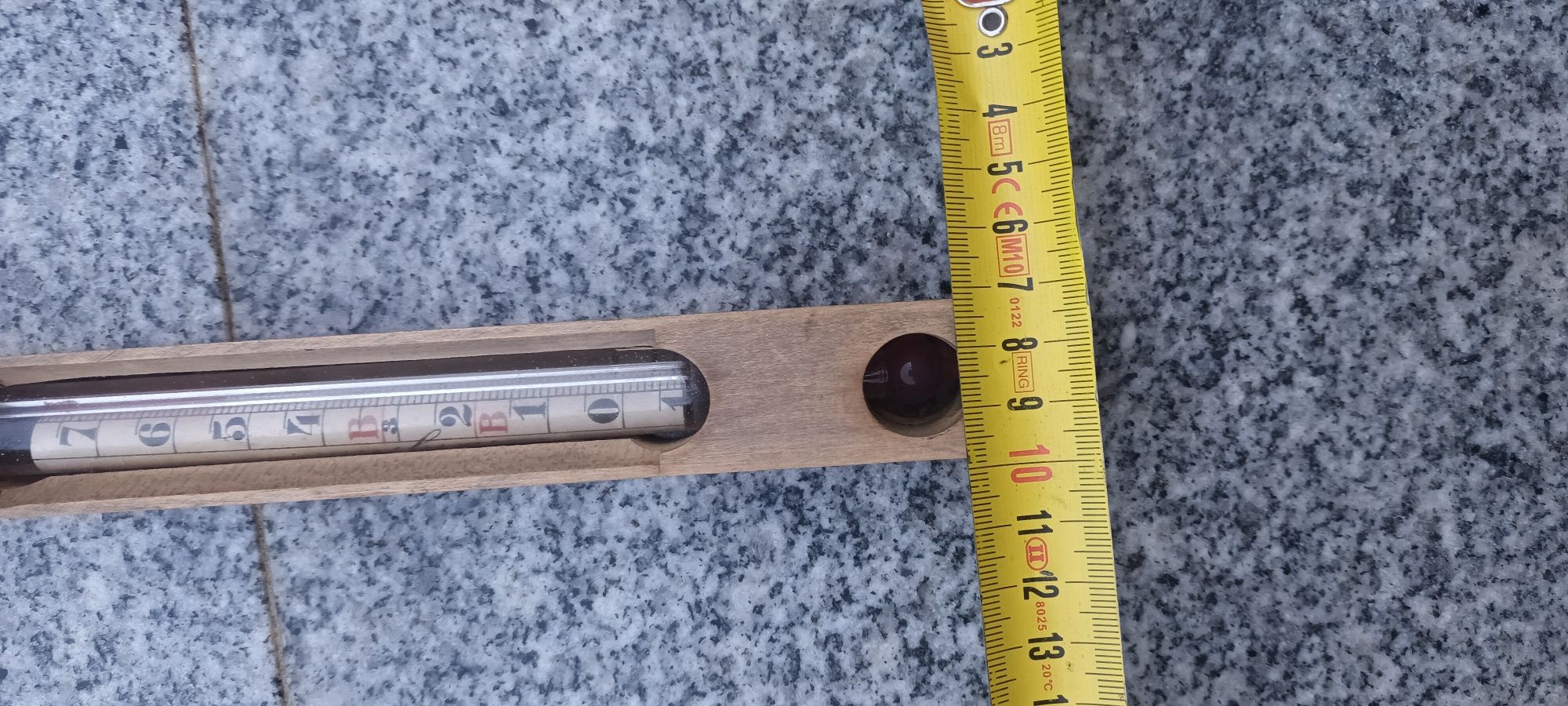Termometru vechi in suport din lemn