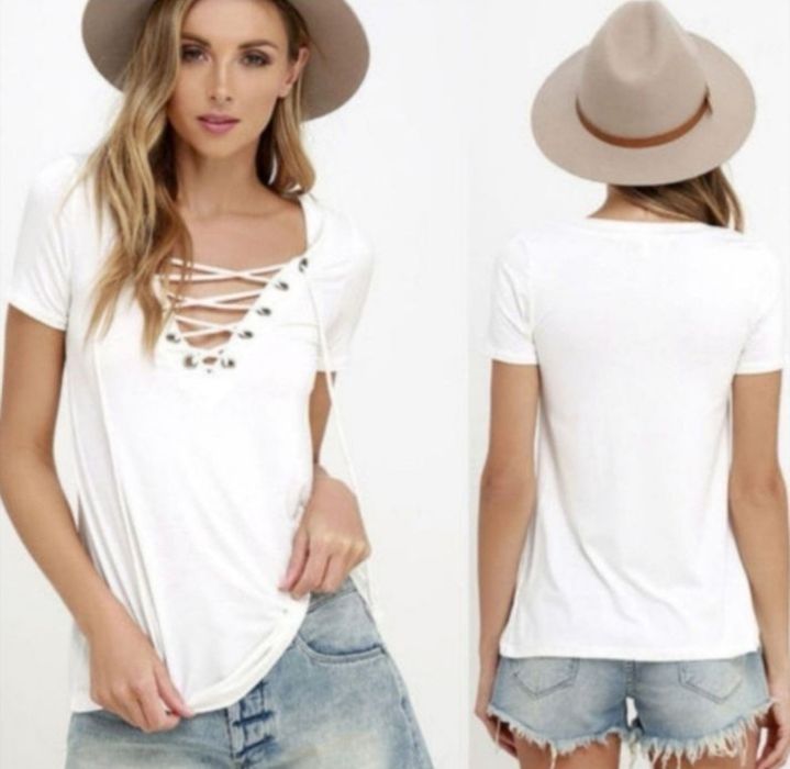 Бяла тениска с остро деколте