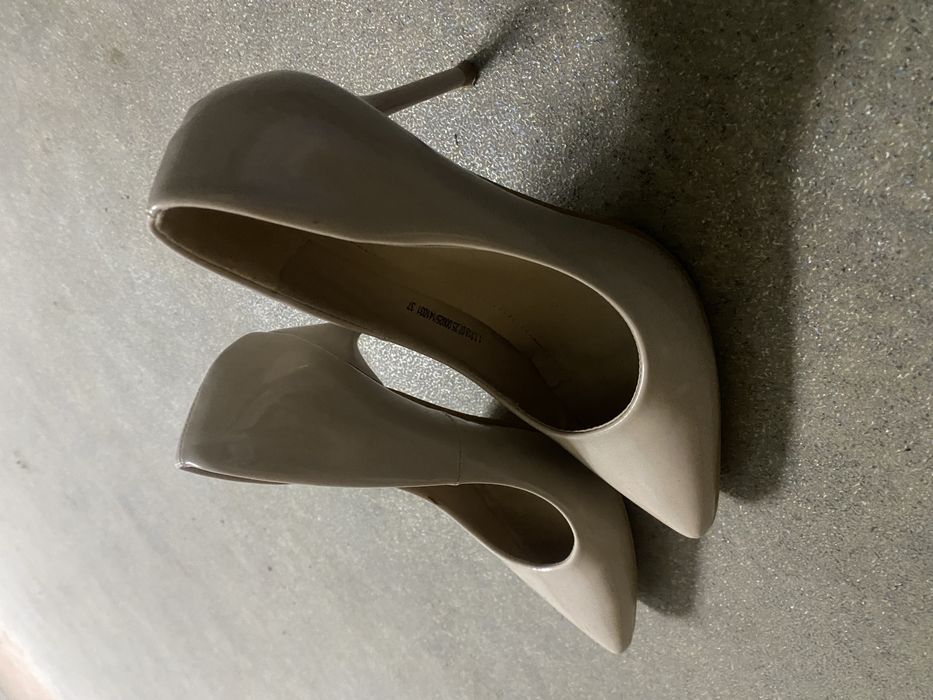 Продам бежевые туфли