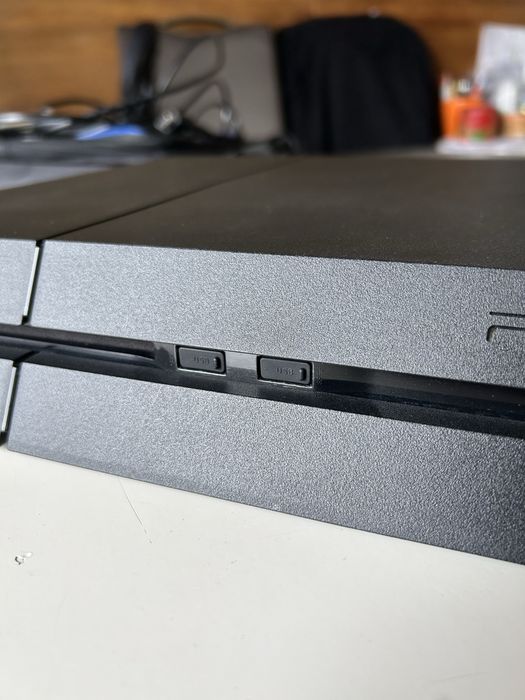 1TB PS4 с 2 контролера, 3 игри и специална чанта