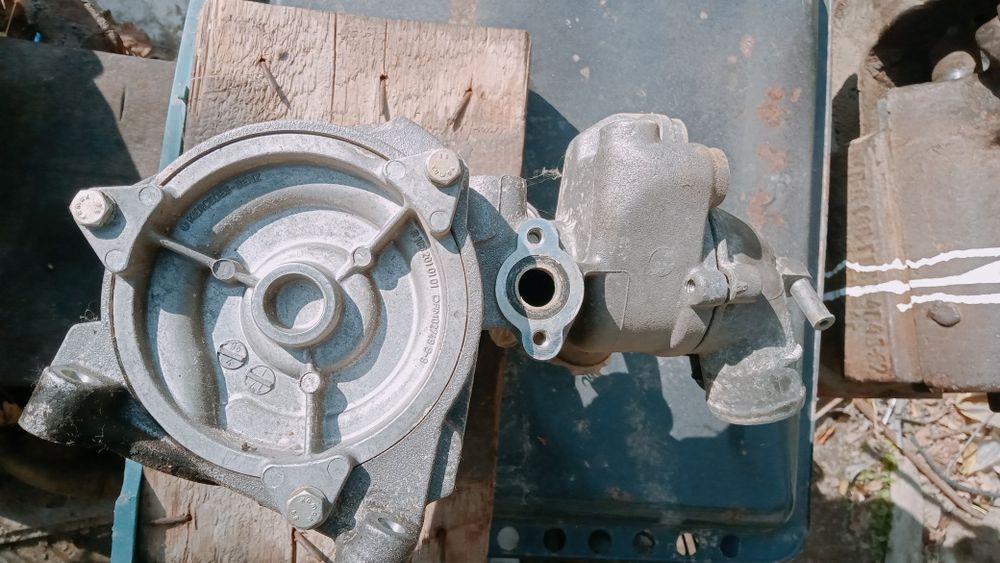 Продаётся помпа Мерседес м104 лупарик