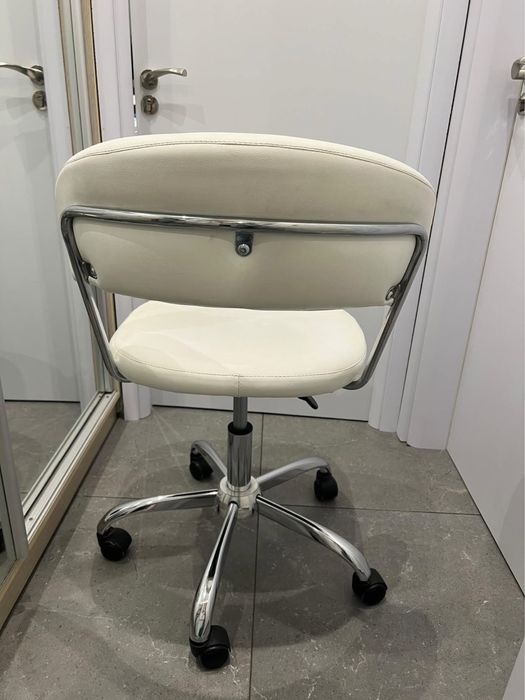 Бял Офис стол.