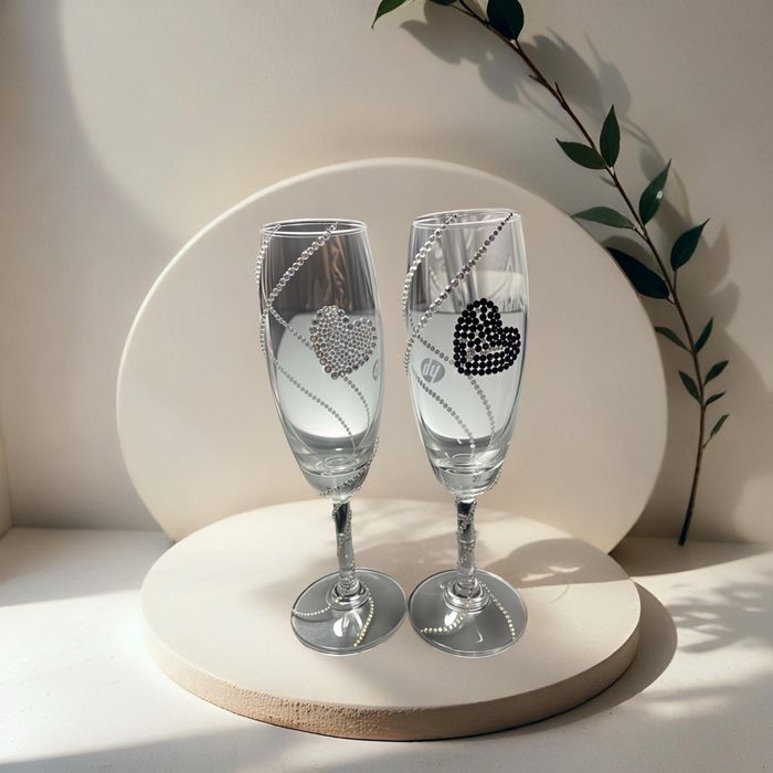 Pahare de vin și șampanie personalizate cu monogramă.