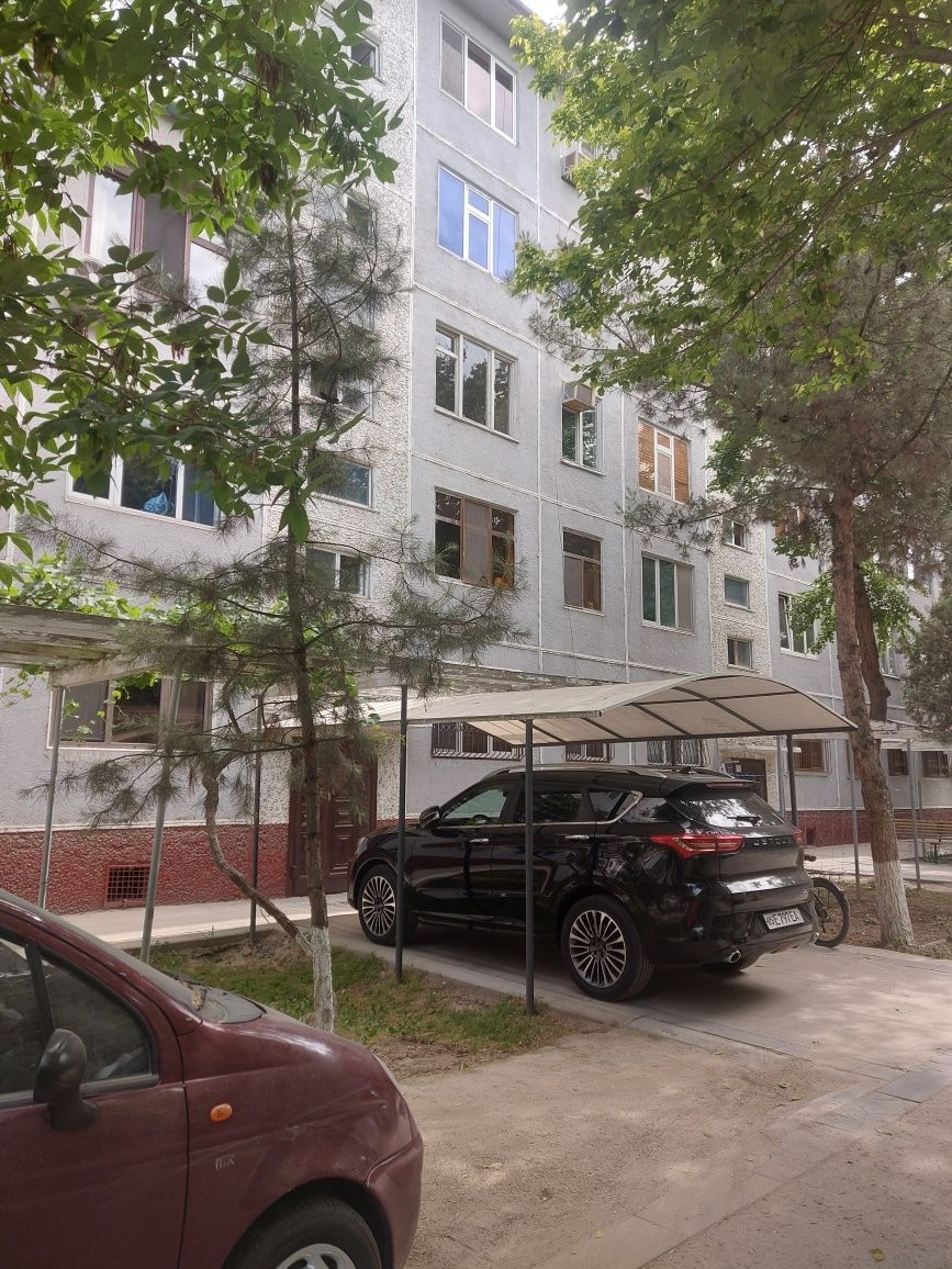 Толстой 12 3хонали 4 этаж урта падезд кв срочна сотилади