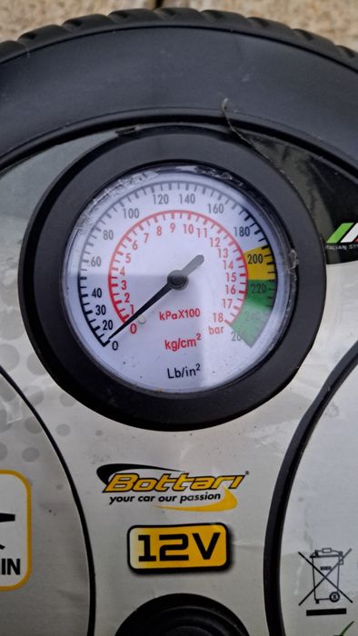 Compresor auto de umflat roti, pentru masina, portabil, nou.