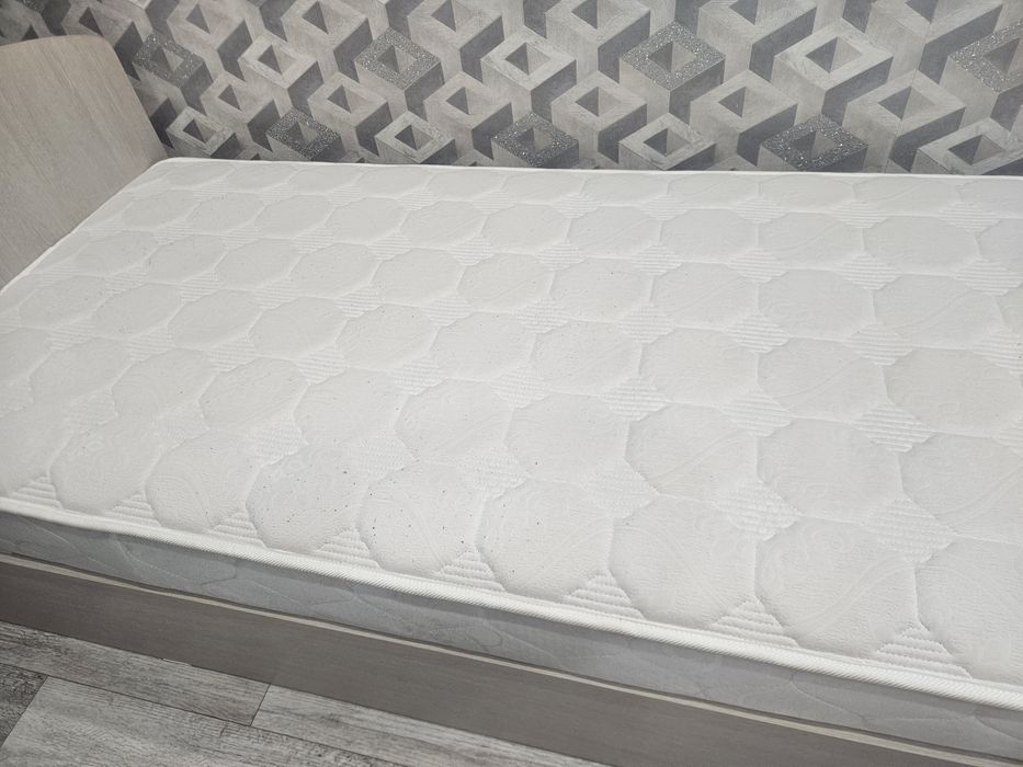 Односпальная кровать б/у в отличном состоянии