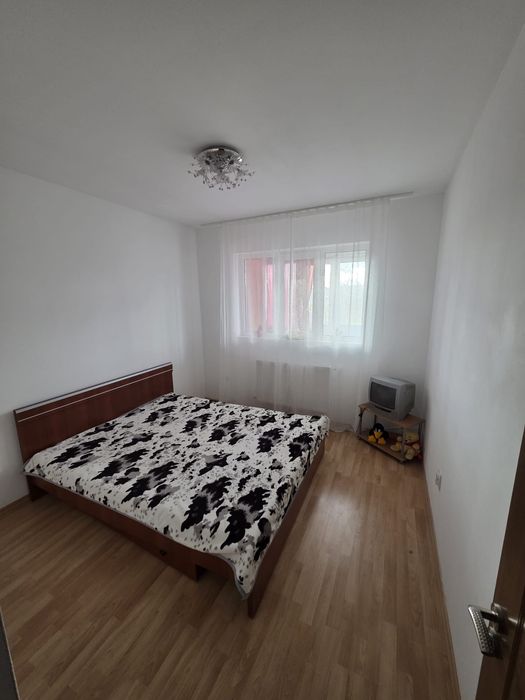 Închiriez apartament cu 2 camere