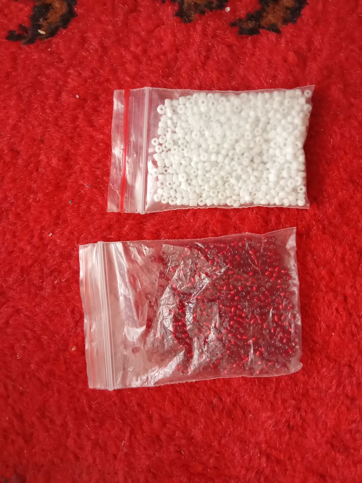 продам 2 пакетика бисера