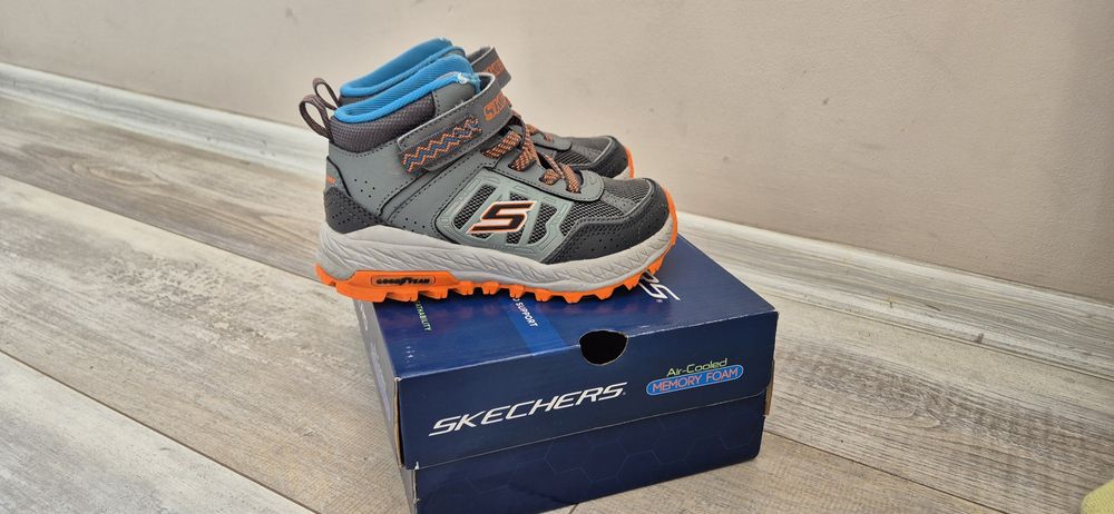 Продавам детски боти Skechers размер 28