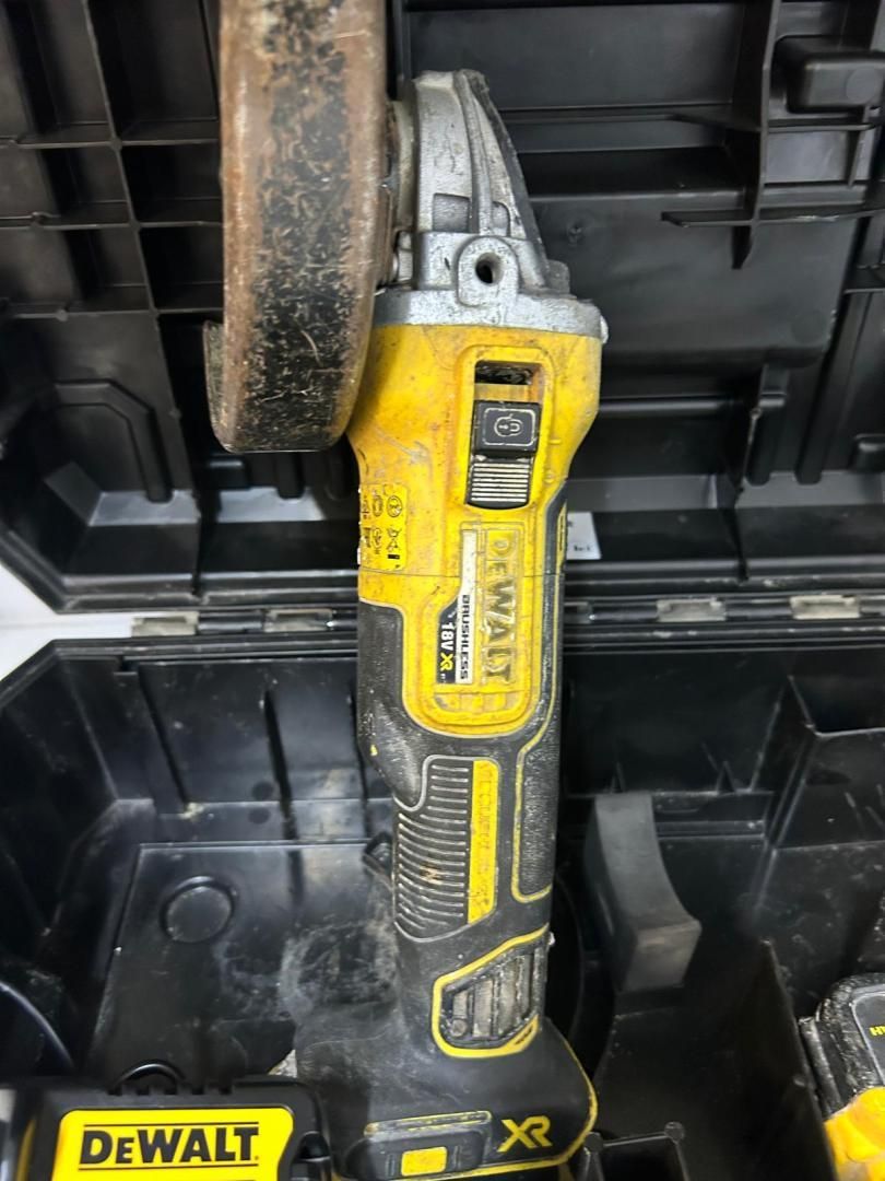 Polizor unghiular DeWalt DCG405, cu 2 acumulatoare,+incarcator  -D-