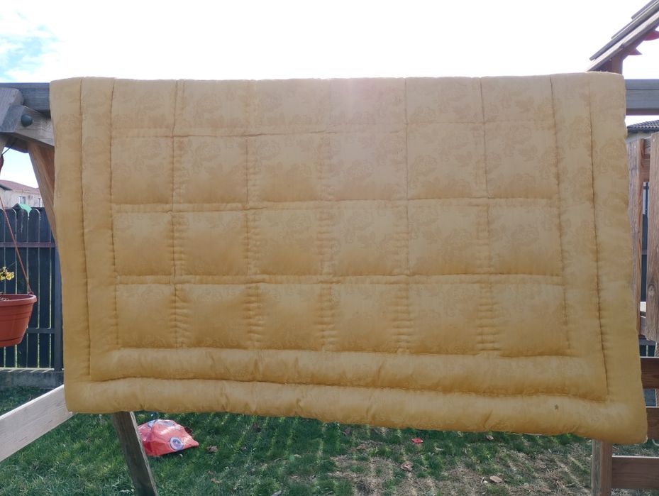 Vând plapuma foarte groasă, bine îndesată, umpluta cu pene de gasca