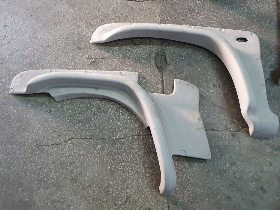 Vând overfendere şi bulbar pentru Suzuki Jimni.