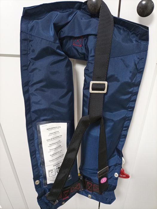 Vînd vesta de salvare