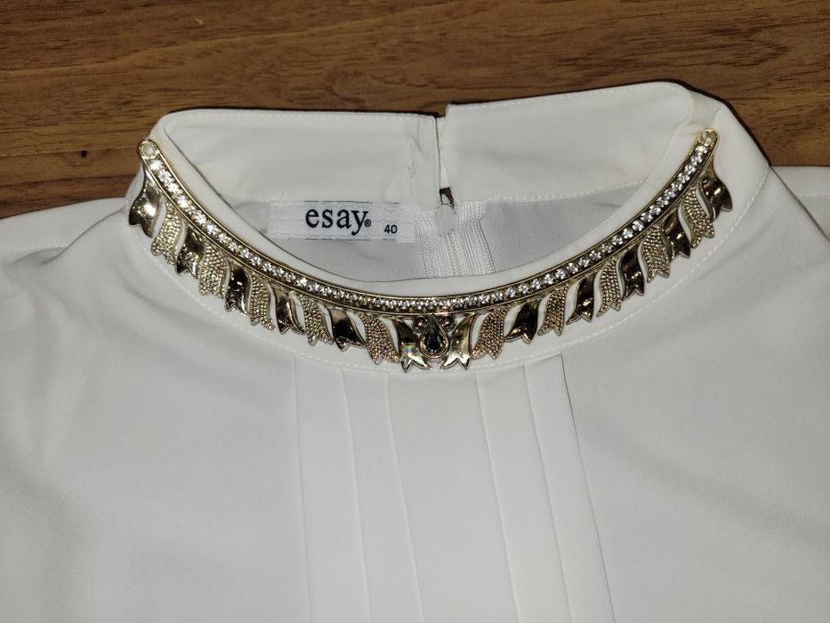 Бяла риза със златно колие