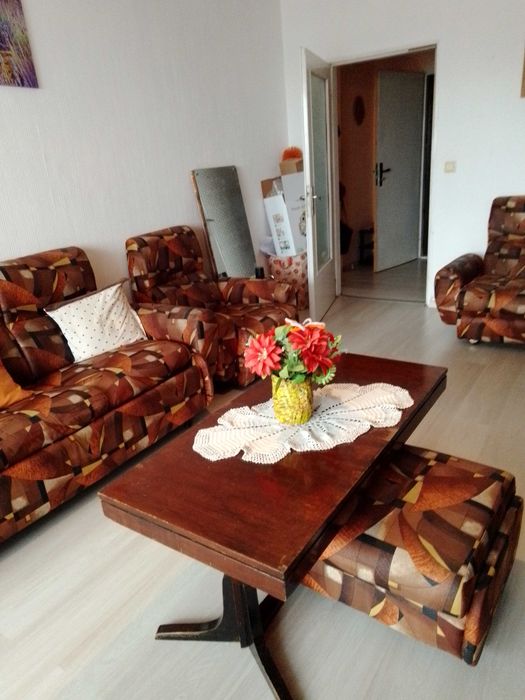 Дава двустаен апартамент под наем в центъра