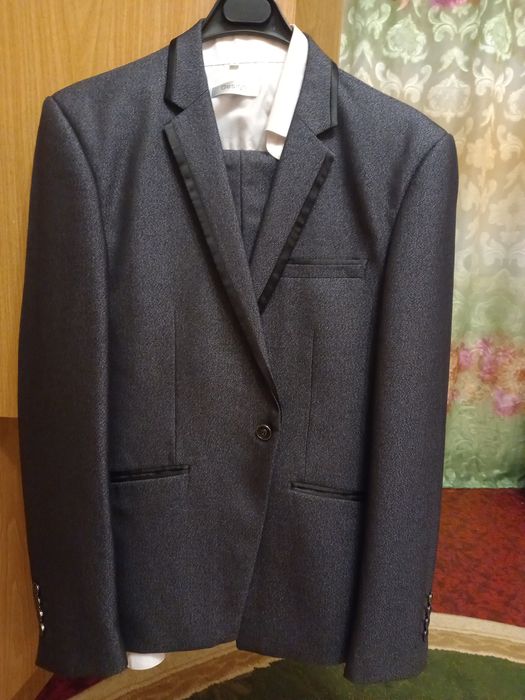 Продаю костюм размер 50