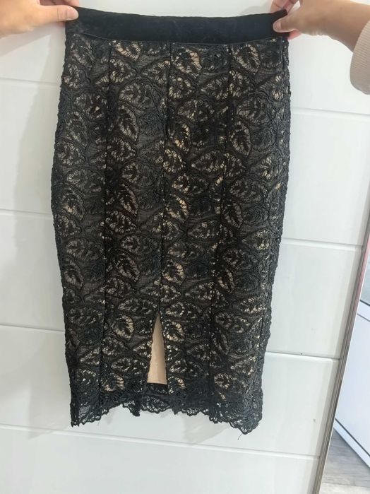 Пола с подник на Avin