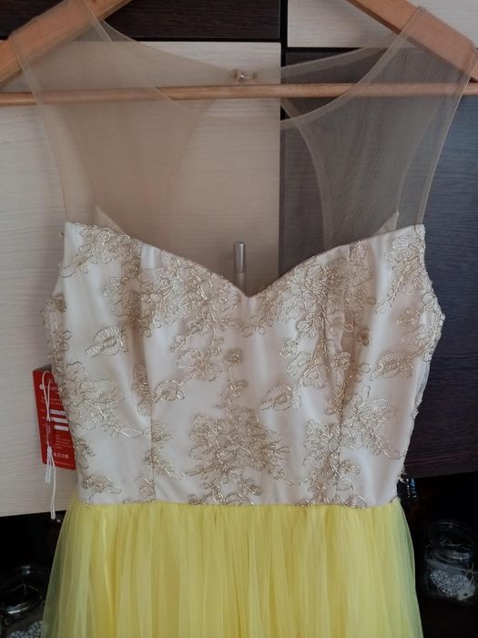 Rochie scurtă elegantă, în două tonuri – crem și galben solar