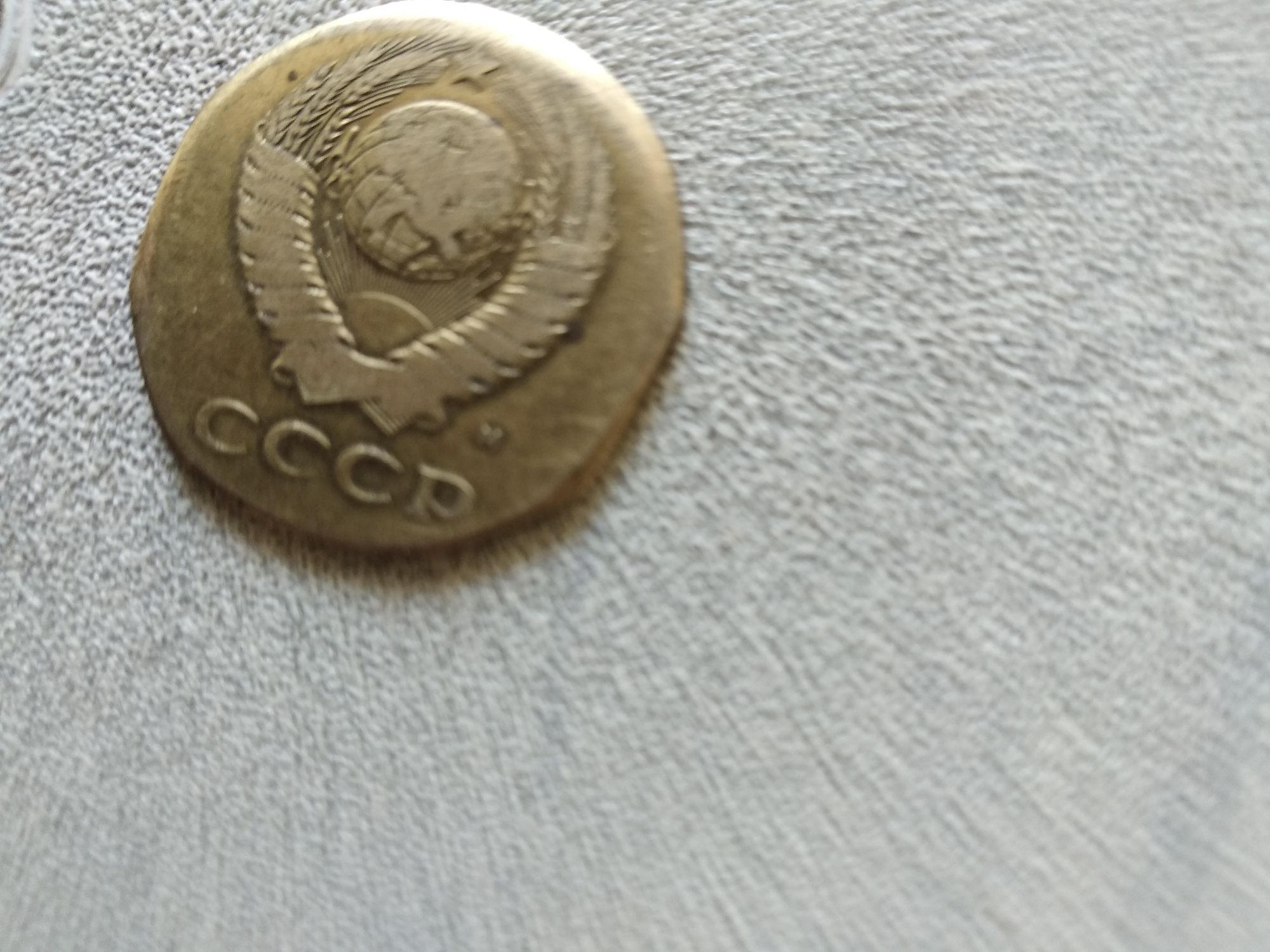Продаю срочно монеты посуда штангу наутбук  посуду икону медали много