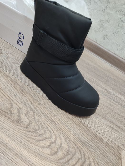 Продаю женские зимние ботинки