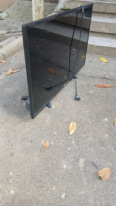 Vand tv zanussi 300 cine doreste sa sune nu mesaje nu raspund