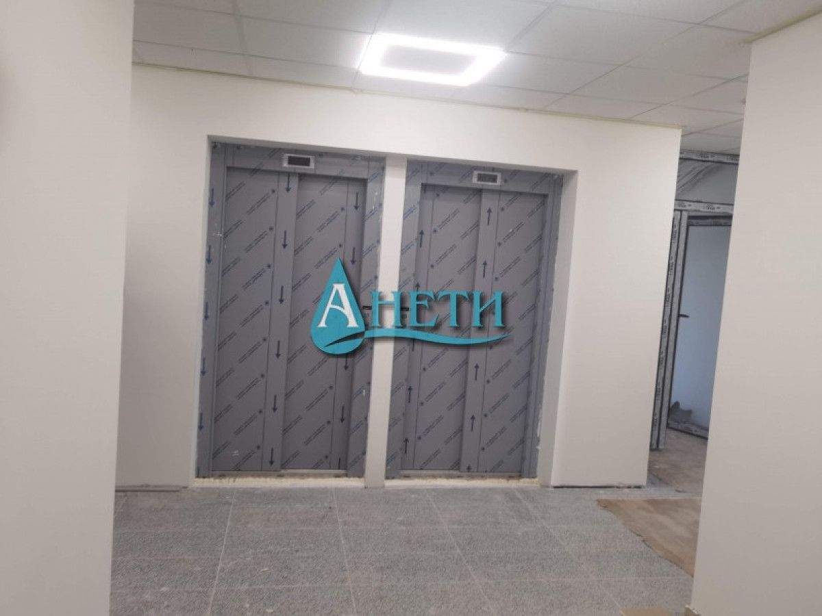 Тристаен апартамент 138м2 с Акт 16 до Аерогара София, паркомясто