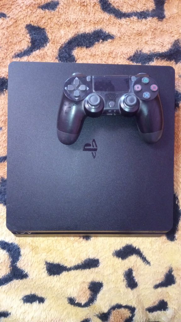 Vindem consolă PS 4 cu o manetă