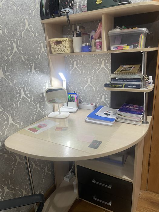 Письменный стол.