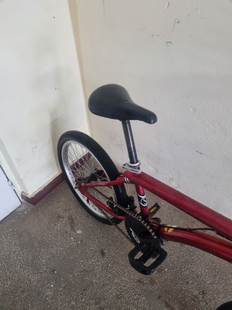 Bicicleta  bmx pentru  tineri