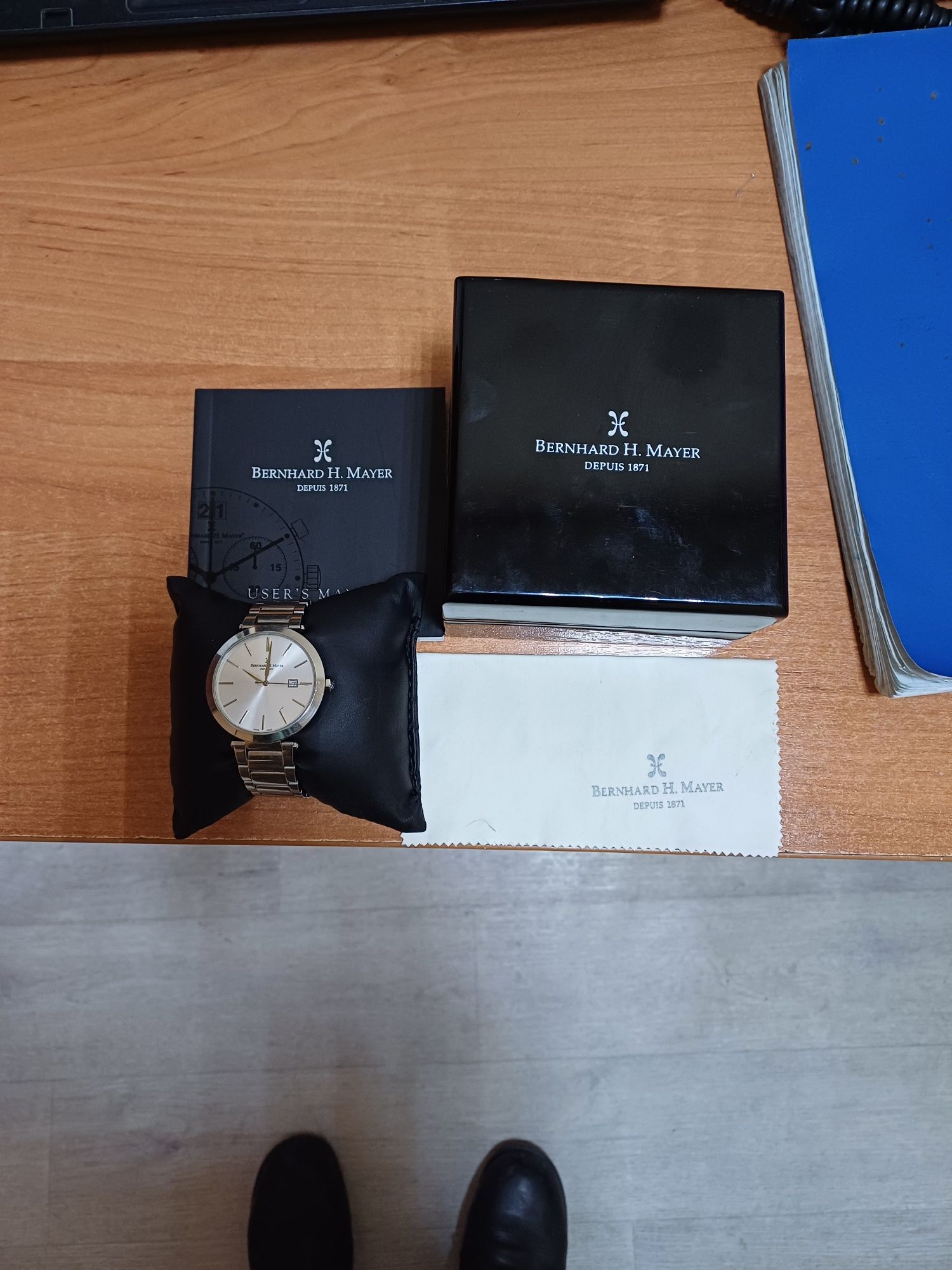 Продаю часы в отличном состоянии, марки Bernhard H Mayer.