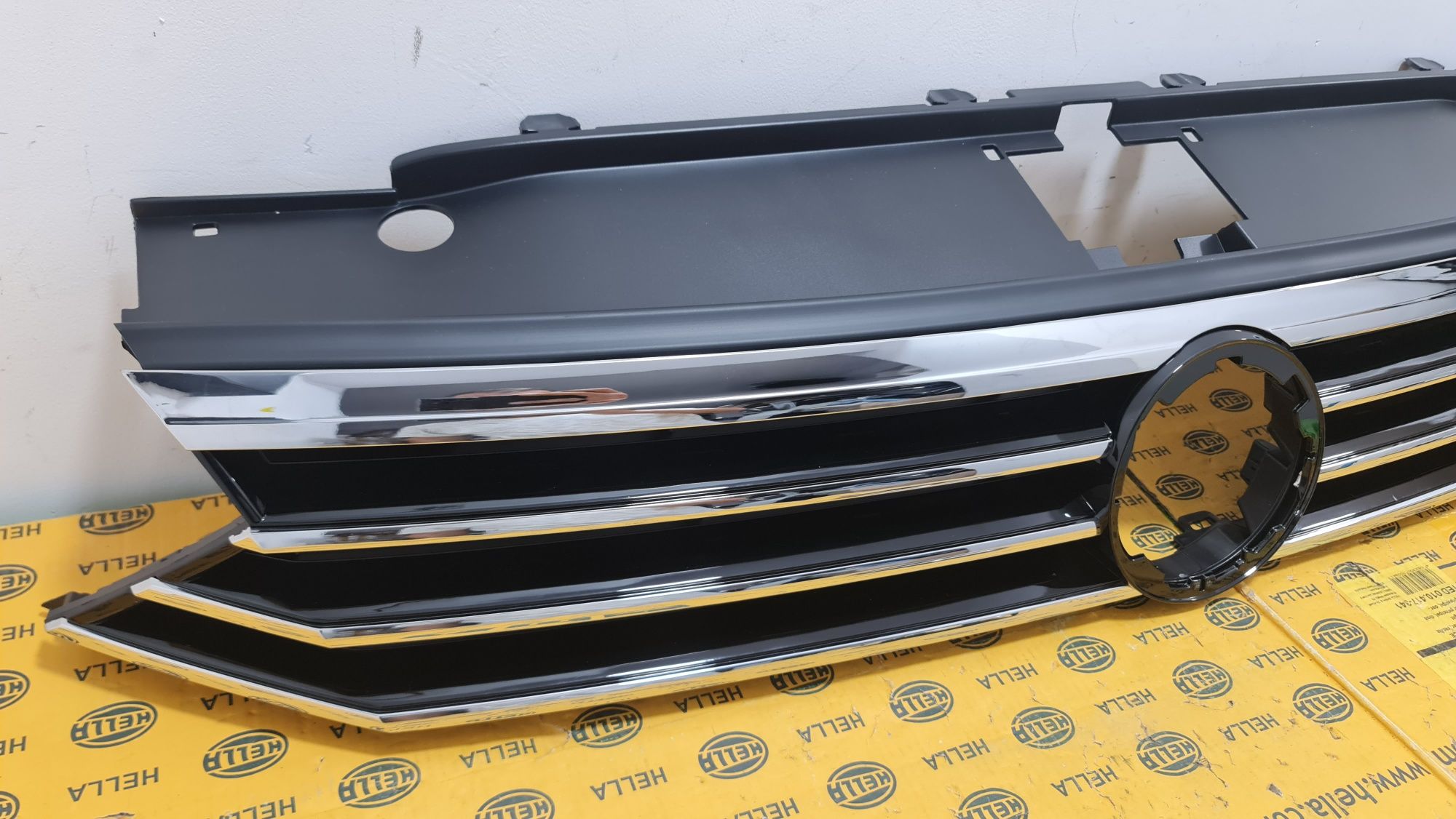Grila masca radiator bara fata emblema radar distronic VW Passat b8