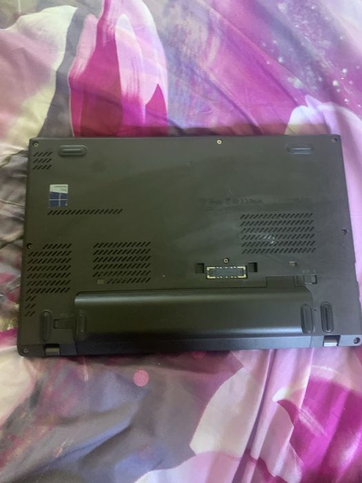 Vând laptop Lenovo cu windows 10 Pro cu două baterii totul funcțional