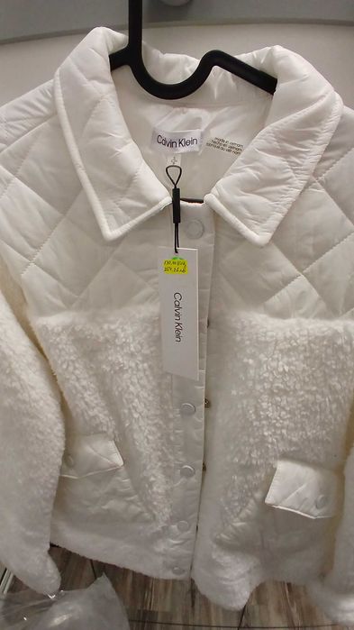 Модерно късо дамско яке от CALVIN KLEIN, с ватиран дизайн