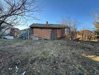 Парцел с малка къща в село Обидим