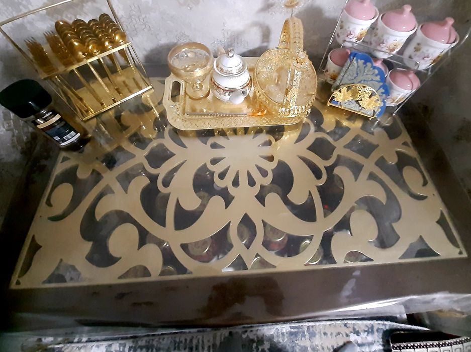 Сотилади   стол.