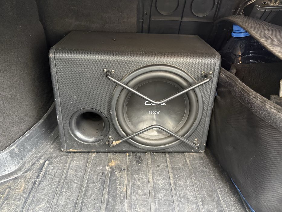 Продам сабвуфер играет достойно