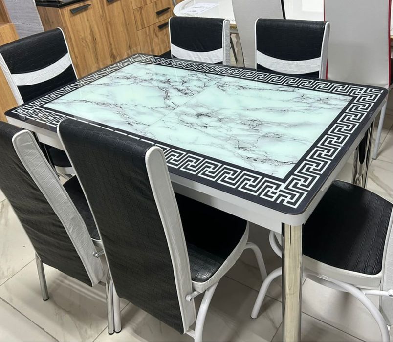 Продам стол кухонный и стулья