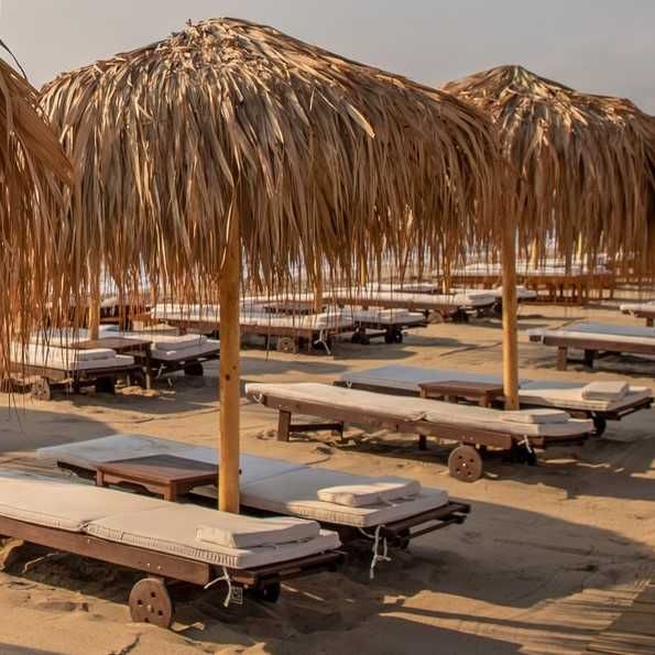 Плажни чадъри от палмови листа / Покривала за плажни барове