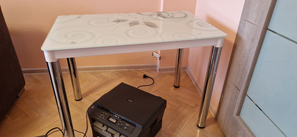 Стъклена маса за кухня или трапезария