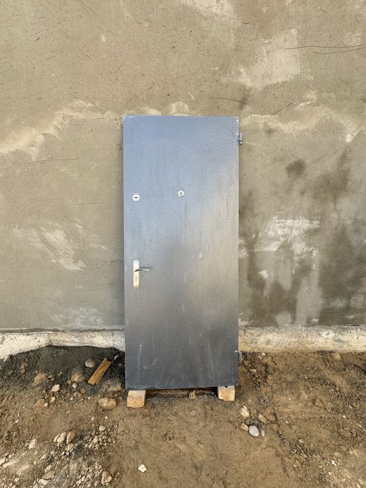 Дверь железная в хорошем состоянии